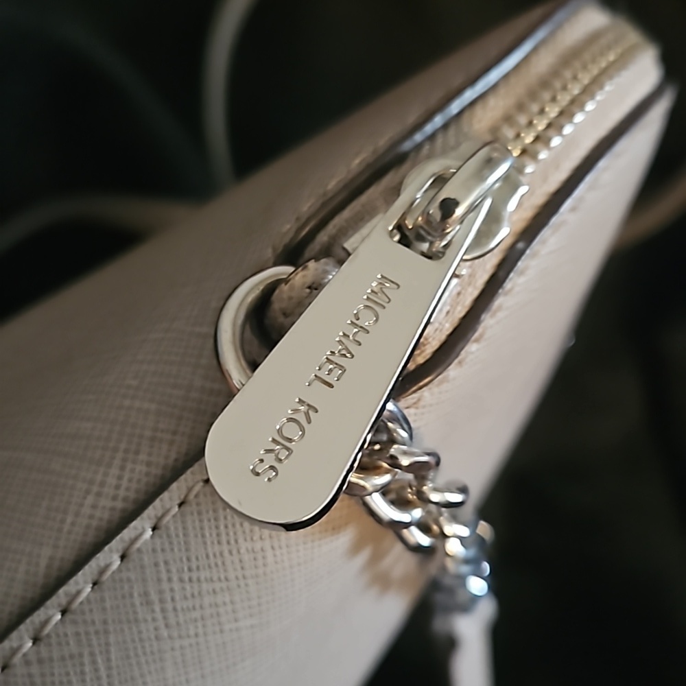 Michael Kors Cindy Dome Crossbody Purse in Light Gray NWOT - Picture 8 of 16